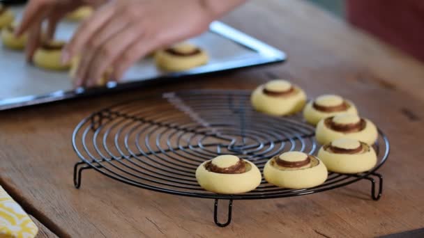 Свіже домашнє печиво у вигляді грибів. Круглі солодкі короткі пряники — стокове відео