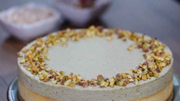 Zelfgemaakte pistache Cheesecake. Zoete gerechten. — Stockvideo