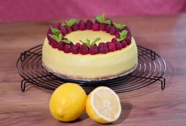 Tabakta taze ahududu ve nane ile Klasik New York Cheesecake.