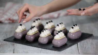 yaban mersini mousse kek ve yaban mersini ile tepesinde fırını dükkanında krem şanti.