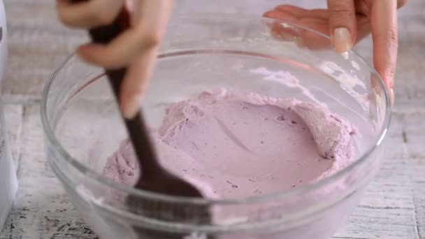 Crème de myrtille maison pour gâteau dans un bol en verre — Video