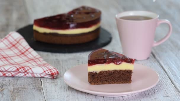 Nahaufnahme von leckerem Gelee-Kirschkuchen auf Teller — Stockvideo