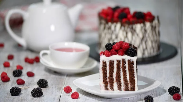 Stück vertikaler Rollkuchen mit Sommerbeeren — Stockfoto