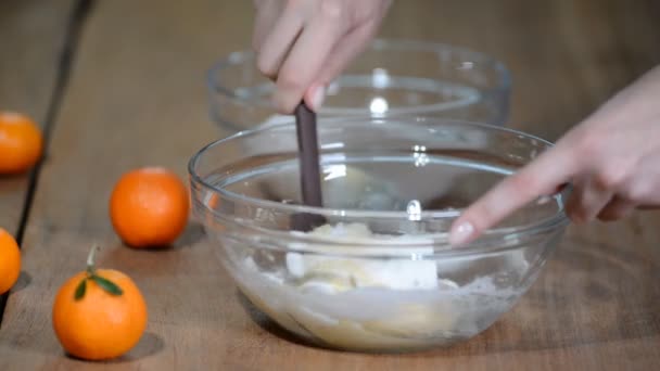 Женщина взбивает тесто на кухне . — стоковое видео