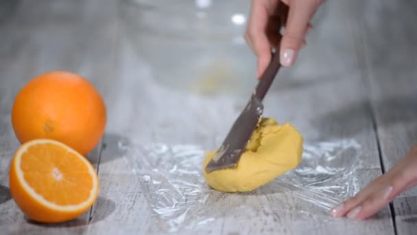 Hamuru temiz filme sar. Kısa hamurlu kurabiye serisi yapılıyor. — Stok video