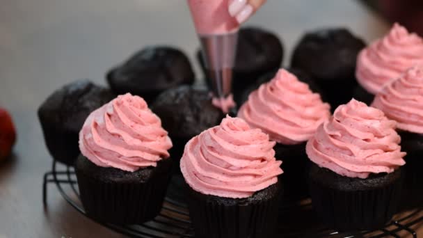 Konditor dekorera cupcakes. konditorivaror väska. — Stockvideo