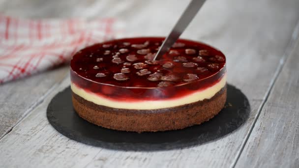 Cutting homemade cherry jelly cake — Stock Video