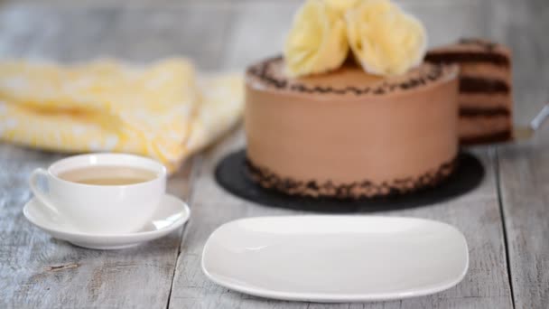 Pedazo de pastel de plátano de chocolate — Vídeos de Stock