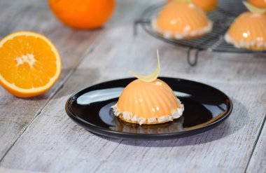 Ayna sır ile modern turuncu mus kek