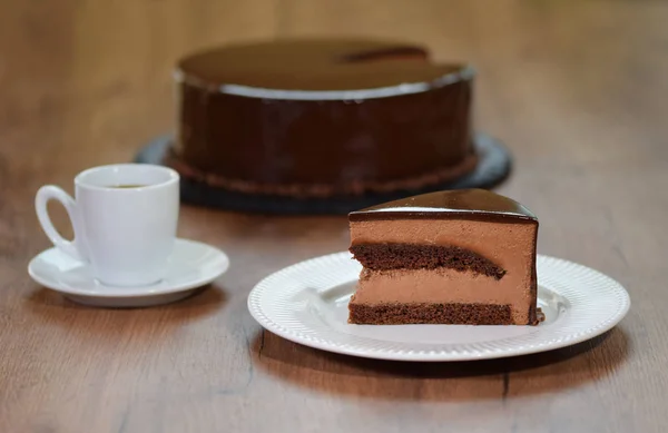 Pedaço de bolo de mousse de chocolate no fundo de madeira . — Fotografia de Stock