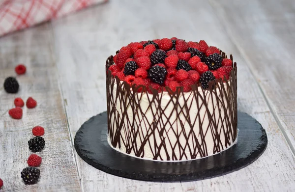Sjokoladekake med bær på trebakgrunn . – stockfoto