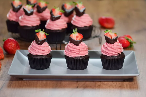 Buttercream ve çilek ile taze ev yapımı çikolata cupcakes.