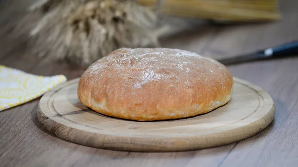 Heerlijk vers gebakken brood op houten ondergrond. — Stockfoto