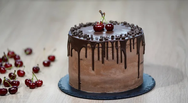 Bolo de chocolate com cerejas e creme de chocolate . — Fotografia de Stock