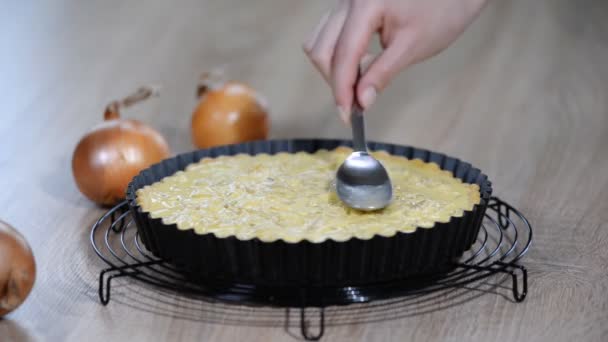Mulher na cozinha fazendo torta de cebola — Vídeo de Stock