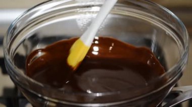 Çikolata ocakta erime.