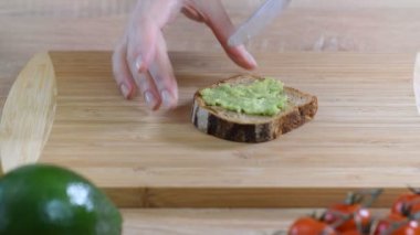 Ekmek ile avokado tost yapma