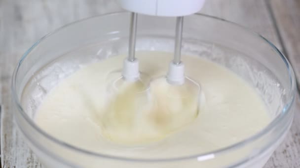 Batir la crema de mezcla en un tazón. Crema batida dulce . — Vídeo de stock