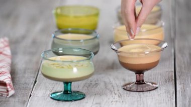 Badem yaprakları ile gözlük içinde köpük tatlı serpin