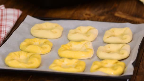 Untar bollos con huevo. Preparación de bollos caseros . — Vídeos de Stock