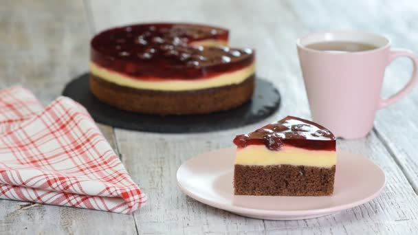 Kus sušenky dort s krémem a cherry želé. — Stock video
