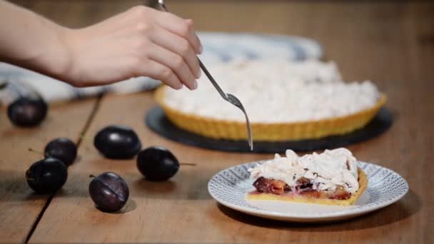 Pedazo de ciruela de verano el pastel con merengue — Vídeos de Stock