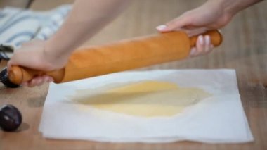 Pişirme parşömen yaprak arasında rulo dışarı rulo . Erik tart yapma