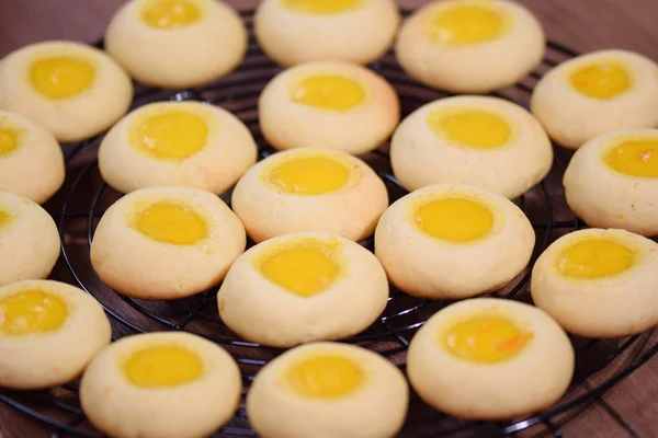 Close. Portakal reçeli ile doldurulmuş kurabiyeler.