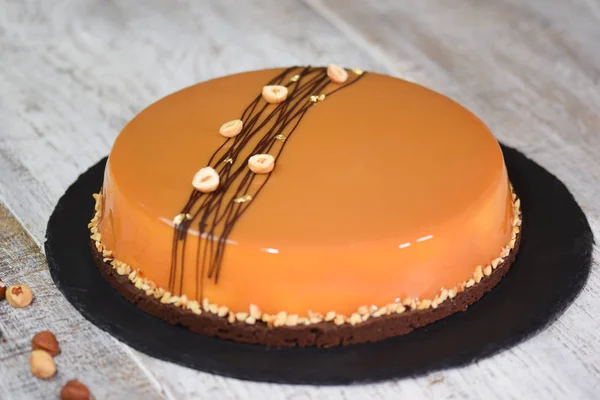 Hazelnoot karamel mousse cake met spiegel glazuur — Stockfoto