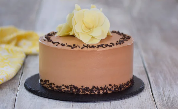 Schokoladenkuchen mit weißen Blumen dekoriert — Stockfoto