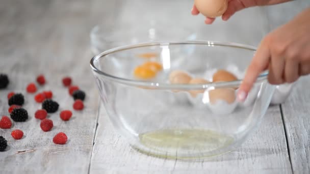 Rompe el huevo. Cocinar comida. Ingredientes para hornear, romper los huevos, separar la yema de la proteína . — Vídeo de stock