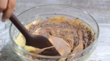 Kakao tozu, un ve dövülmüş yumurta karıştırma. Çikolata katman kek yapmak. Serisi
