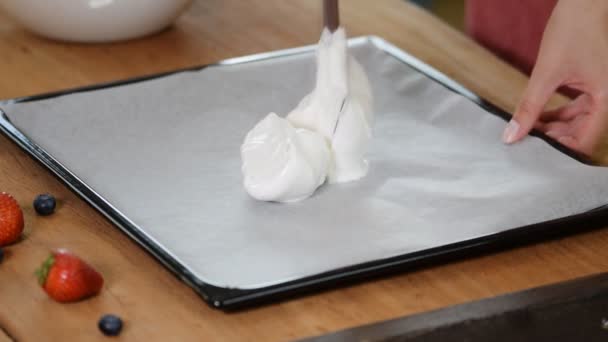 Gotowanie beza Rolada-cukiernik rozprzestrzeniania beza na blachy do pieczenia. — Wideo stockowe