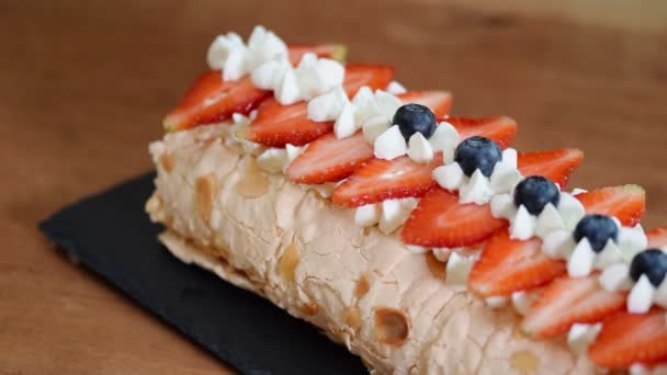 Rollo de merengue decorado con bayas . — Vídeo de stock