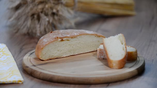 Hembakat bröd. Limpa vitt bröd med mjölk på träbordet. — Stockvideo