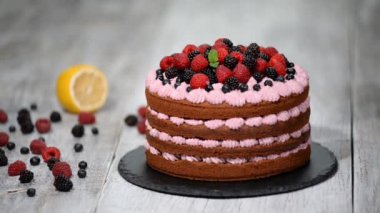 Yaz meyveleri ile çikolatalı kek.