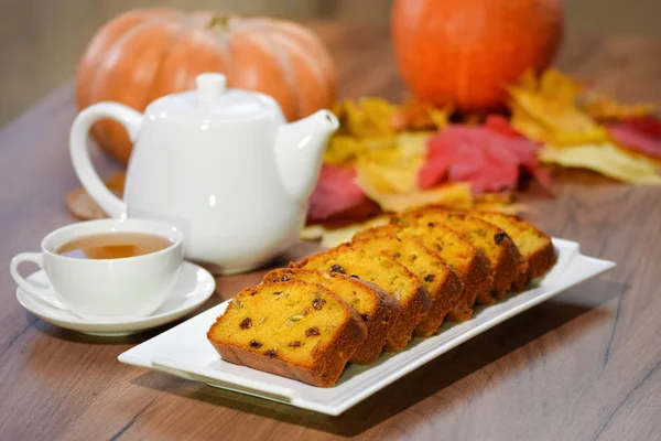 Kabak tohumları ve üzüm ile ev yapımı tatlı kabak ekmek