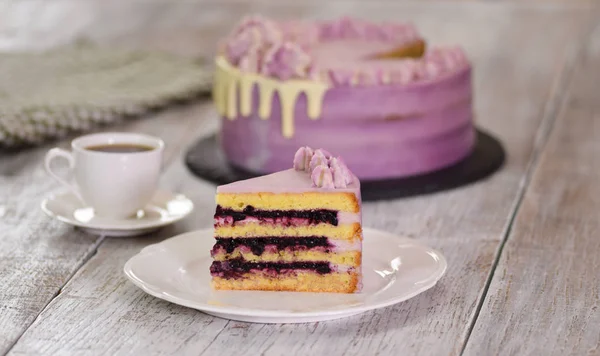 Savoureux morceau de gâteau aux myrtilles sur une table en bois . — Photo