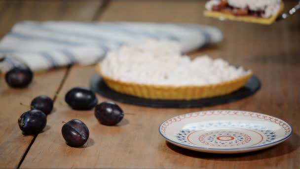 Stuk van de zomer pruim de taart met meringue. — Stockvideo