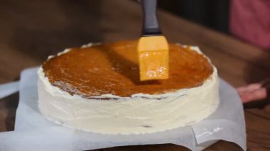 Pasta hazırlanması, pastayı Kayısı reçeli yayma.