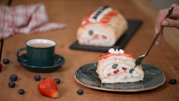 Meringue Roll cake. Zelfgemaakte meringue cake met bosbessen en aardbei. — Stockvideo