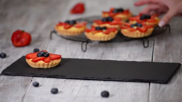 Tartaletas de bayas de verano con crema y bayas frescas. Postre de pastelería de verano saludable para la fiesta . — Vídeos de Stock