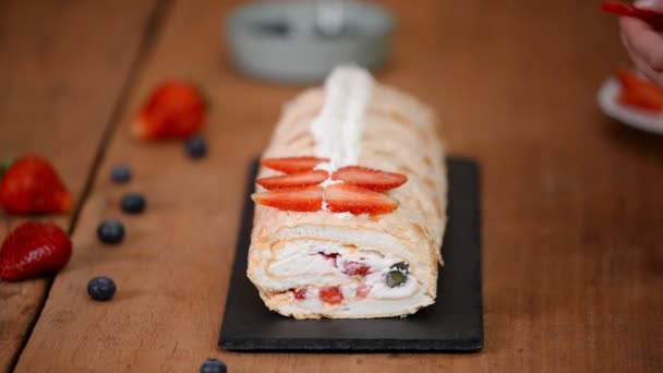 Meringue roll decorated with berries. — Stock Video