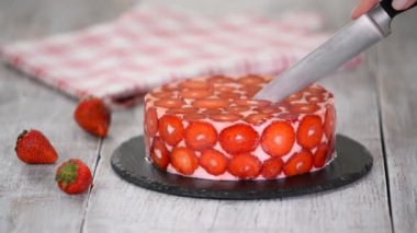 Beyaz arka planda ev yapımı Çilek fare kek.