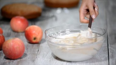 Pasta şefi pasta için krema yapma mutfakta.