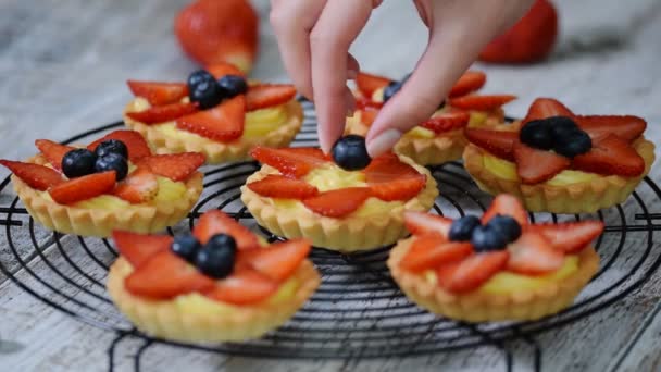 Tartaletas de bayas de verano con crema y bayas frescas . — Vídeos de Stock