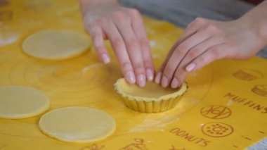 Pasta şefi tartlets yapma, pişirme yemekleri hamur koyarak