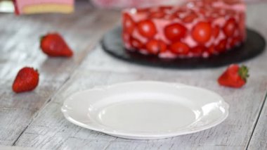 Çilekli mus kek bir dilim.