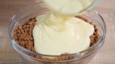 Kadın kek için karışım yapma pops. Kadın pasta pops yapma