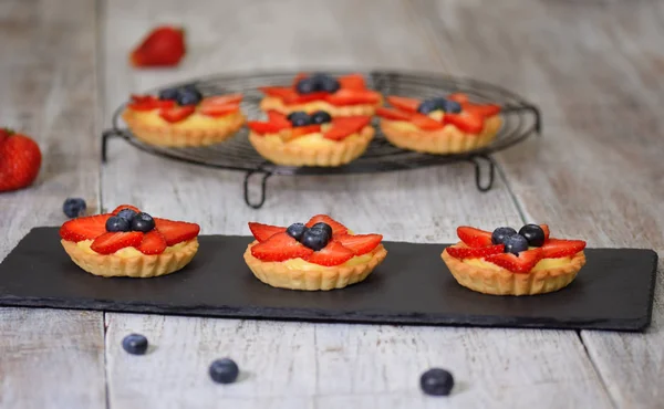 Tarte de boabe de vară cu smântână și fructe de pădure proaspete. Desert sănătos de patiserie de vară pentru petrecere . — Fotografie, imagine de stoc